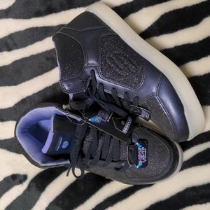 Energy light by sketchers in glittery black